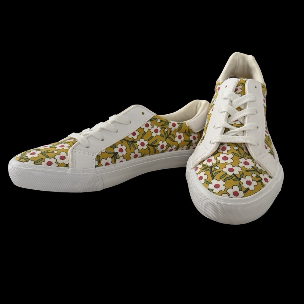 Restricted Daisy Lace Up Sneakers Shoes Women's 8 Floral Whimsy Cottagecore NEW